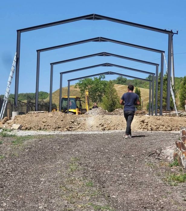 Structuri metalice complete pentru hale, cu lățimi de 5x20x4 m, 6x20x4 m, 8x20x4 m, 10x20x4 m, 12x20x4 m, 14x20x4 m, 16x20x4 m, 18x30x4 m și 20x50x4 m