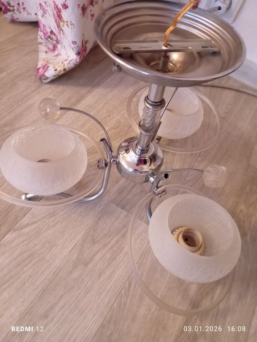 Люстра трехрожковая в хорошем состоянии светлая