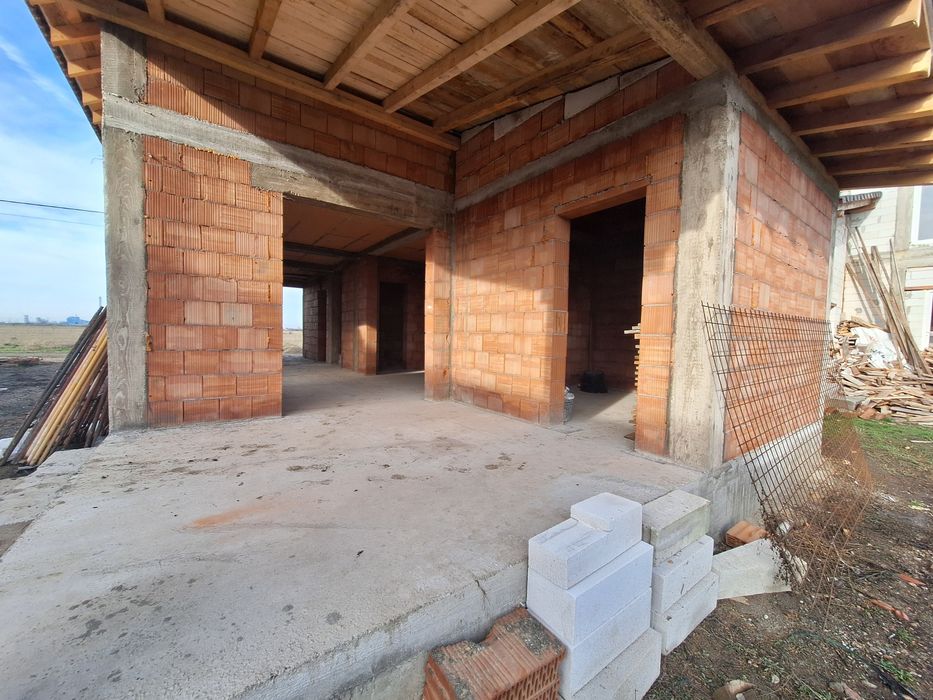 Se vinde casa la rosu in Livada-Arad