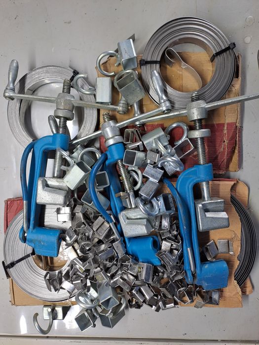 Dispozitiv pentru fixare al benzii de inox pe stâlpi