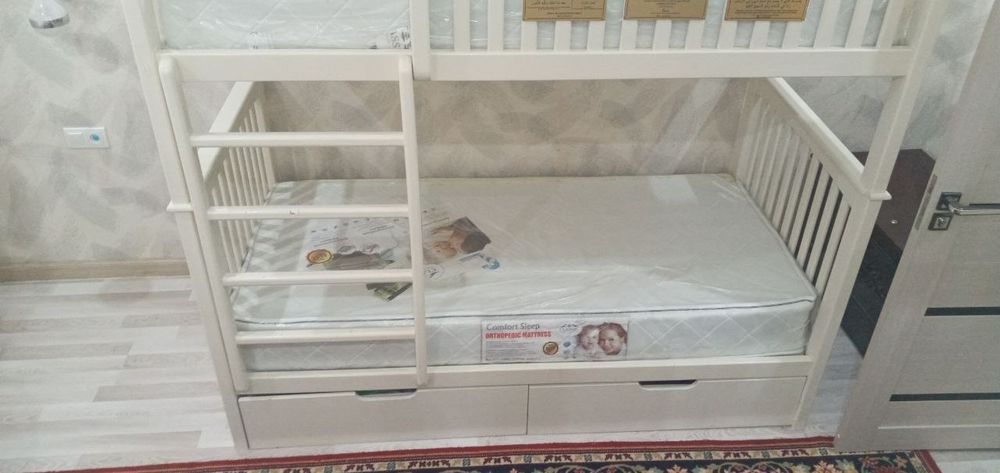 Детский кровать сделано из орехового  дерево