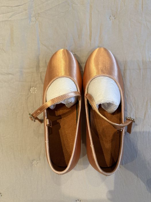 Продавам детски обувки за спортни танци