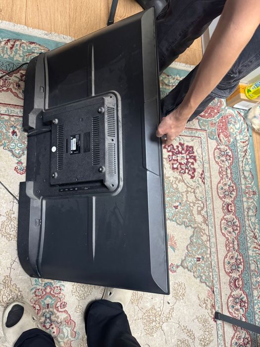 Самсунг телевизор , разбит экран.