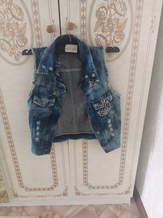 Қыз баланың киімдері сатылады