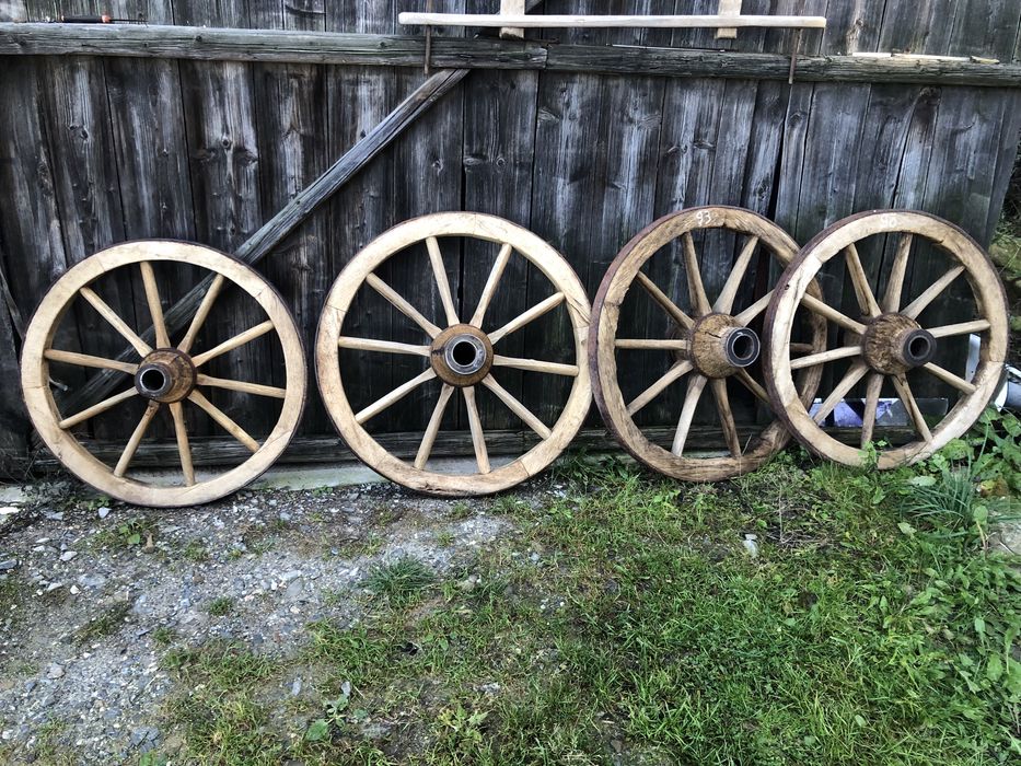 Roți de câruță vechi