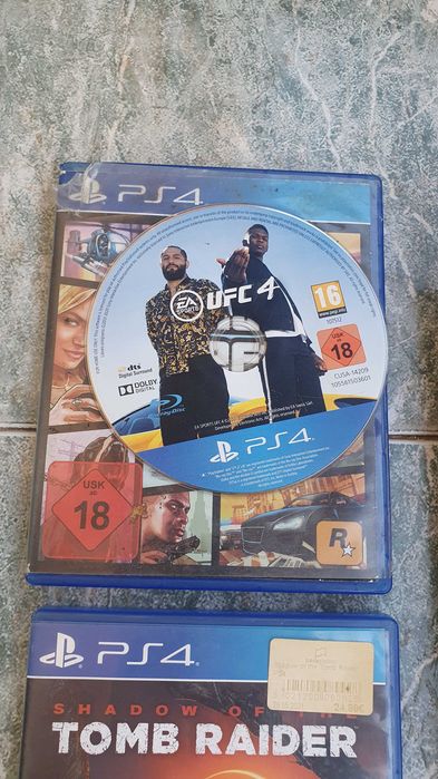 PS4 + 2 джойстика + 2 игри + кабели