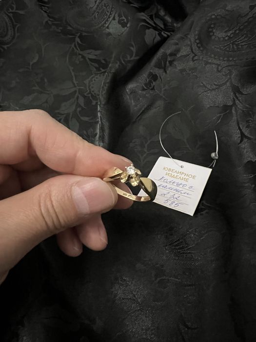 Золотое кольцо Вес - 2,32 . Размер 18