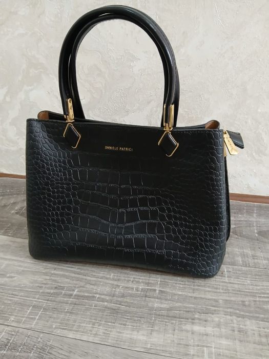 Продажа кожаной сумки черного цвета.