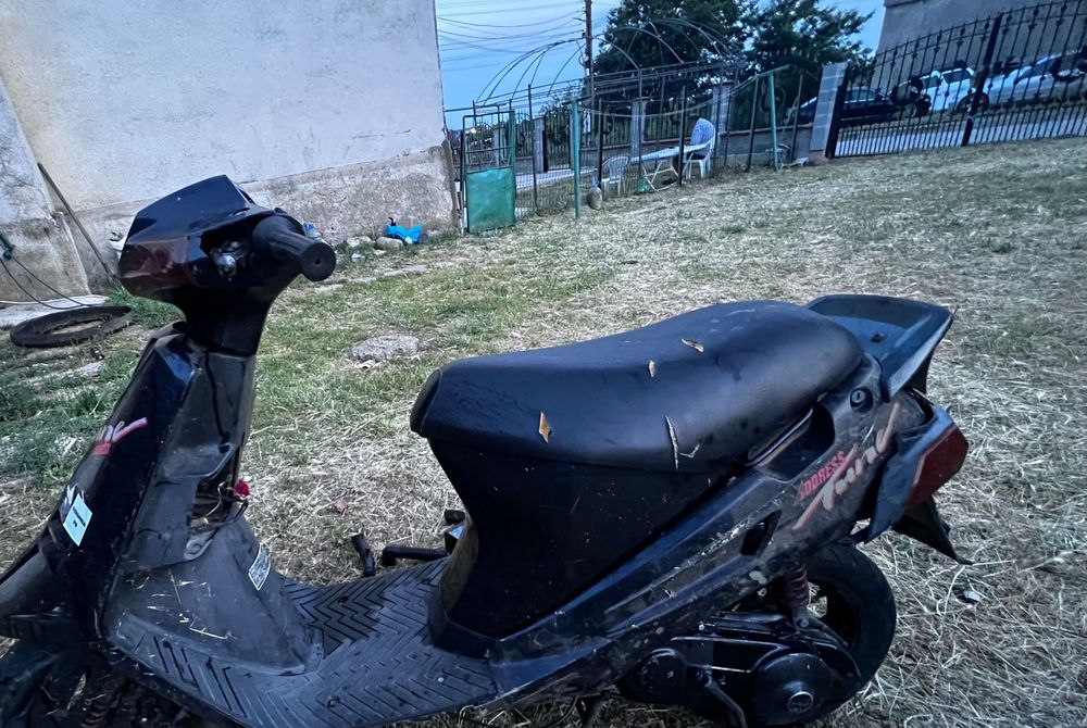 Продавам скутери белия е китайски със Suzuki 50