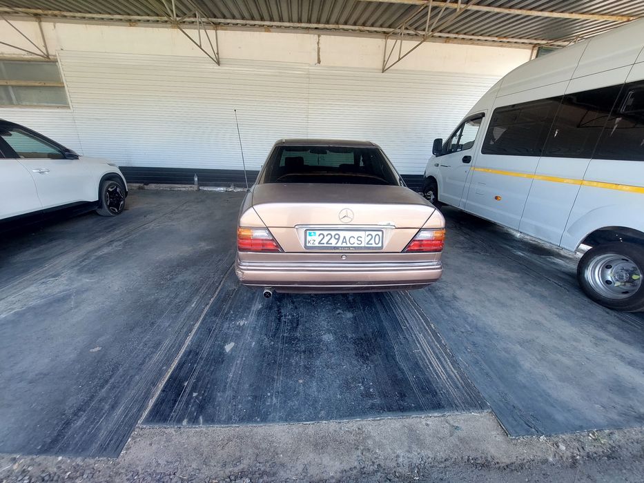 Продам мерседес бенц е 220 автомат 1995 г.в