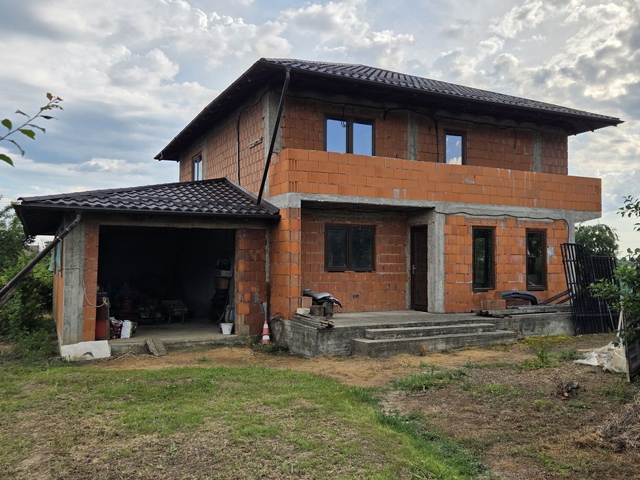 Casa  Calinesti Arges vizavi de Primarie Centru Dn 7 Pitesti---Bucuresti