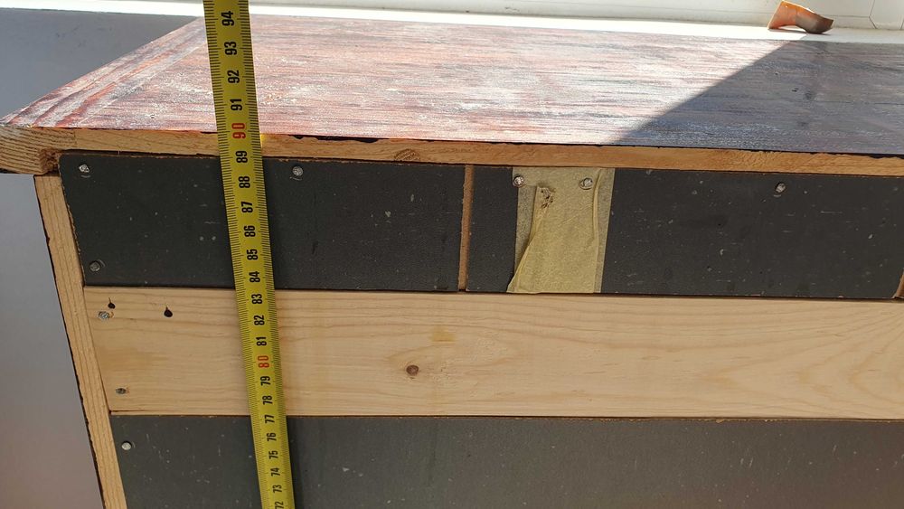 Щкаф, от масив съчетан с паркет