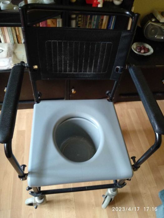 ПРОДАВАМ  колички за придвижване,тоалетен стол