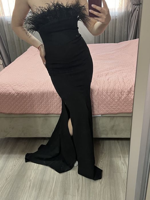 Дълга черна официална рокля с пера