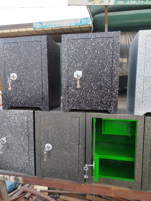 Сейф калин лисдан килинган размер 50х36х28 краска лари део