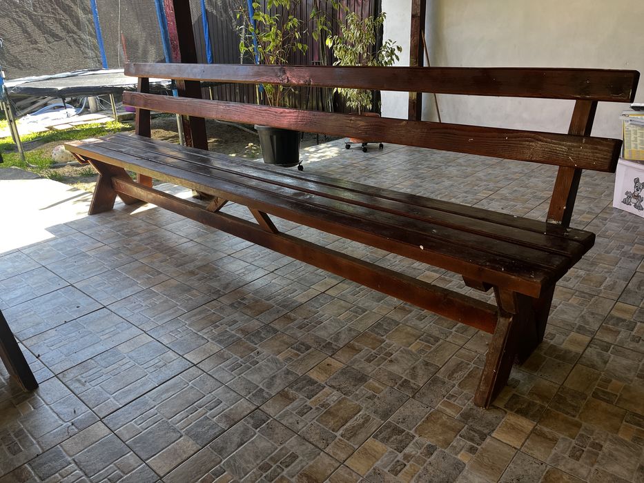 Două bănci de lemn tre metri fiecare și două scaune de lemn