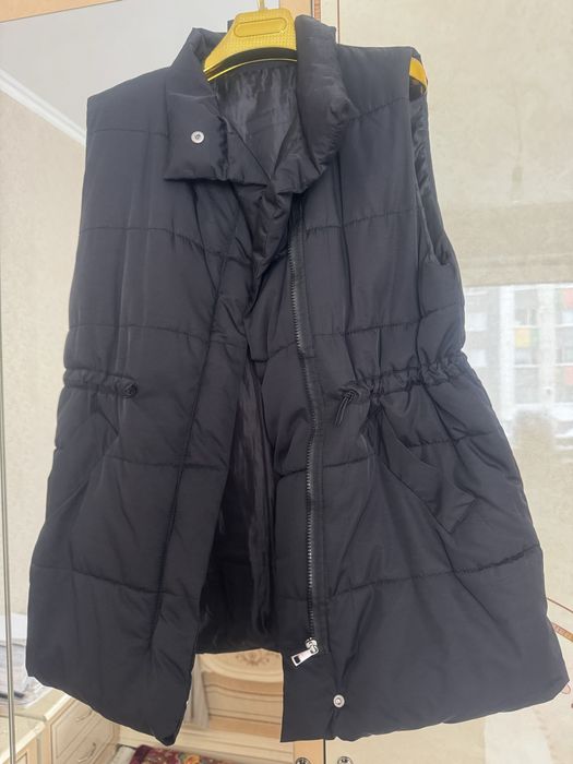 Безрукавка черная