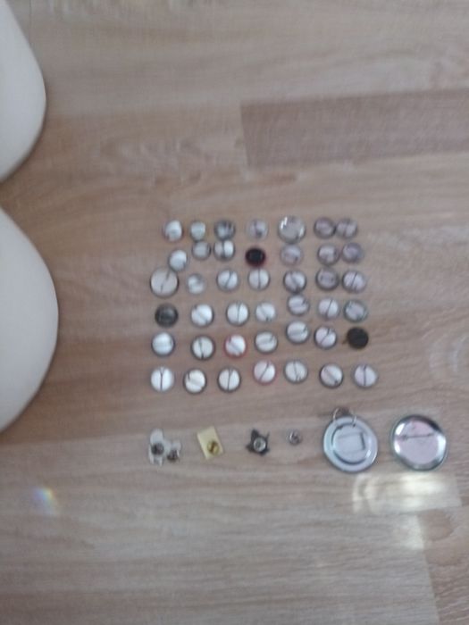 Метални значки     .