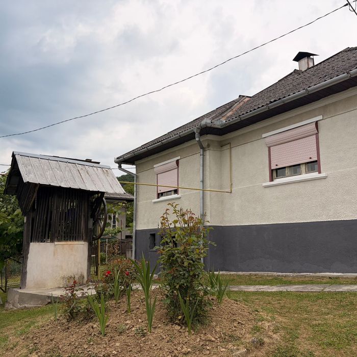 Casa cu anexe, curte, gradina, livada, padure