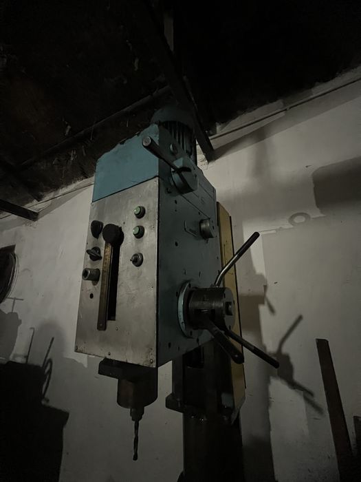 Masina de gaurit cu coloana