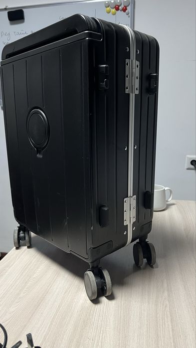 Чемодан для ручной клади