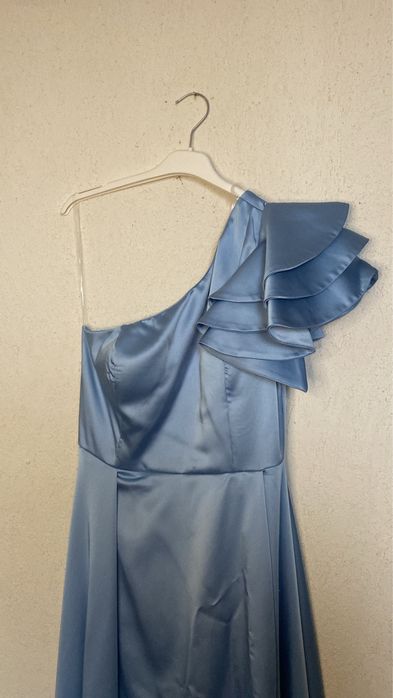 Дълга официална рокля с елегантна цепка