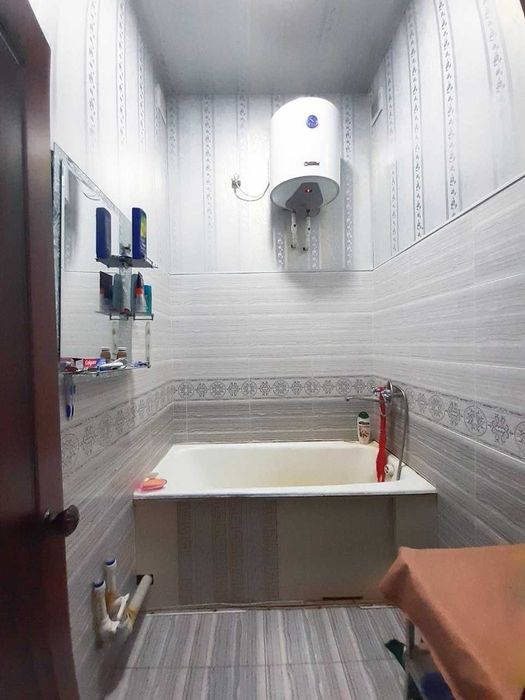 Shaharning markazida joylashgan 3 xonali kvartira sotiladi.