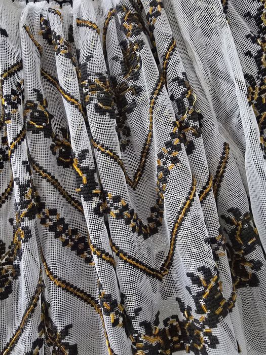 Ie cusuta pe perdea negru cu auriu