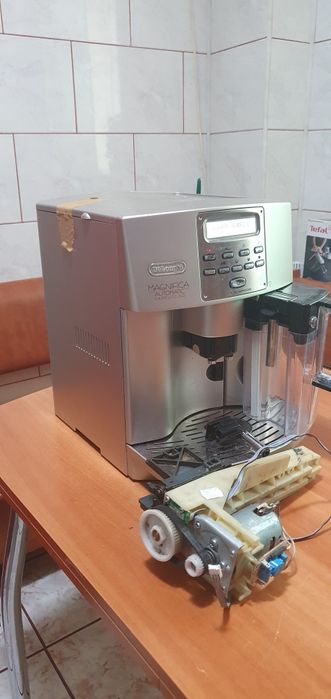 Vând espressor delonghi