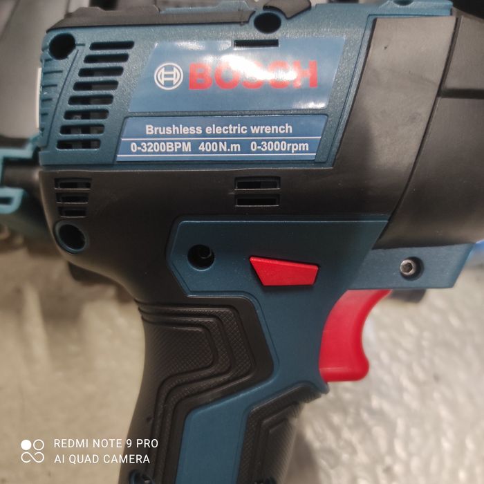 Pistol de impact BOSCH cu 2 acumulatori