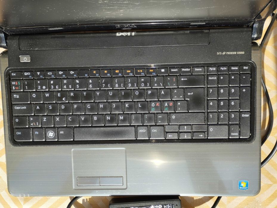 Лаптоп DELL, 4 GB DDR3, i3-350M, 250 GB, спукан дисплей, легален Win10