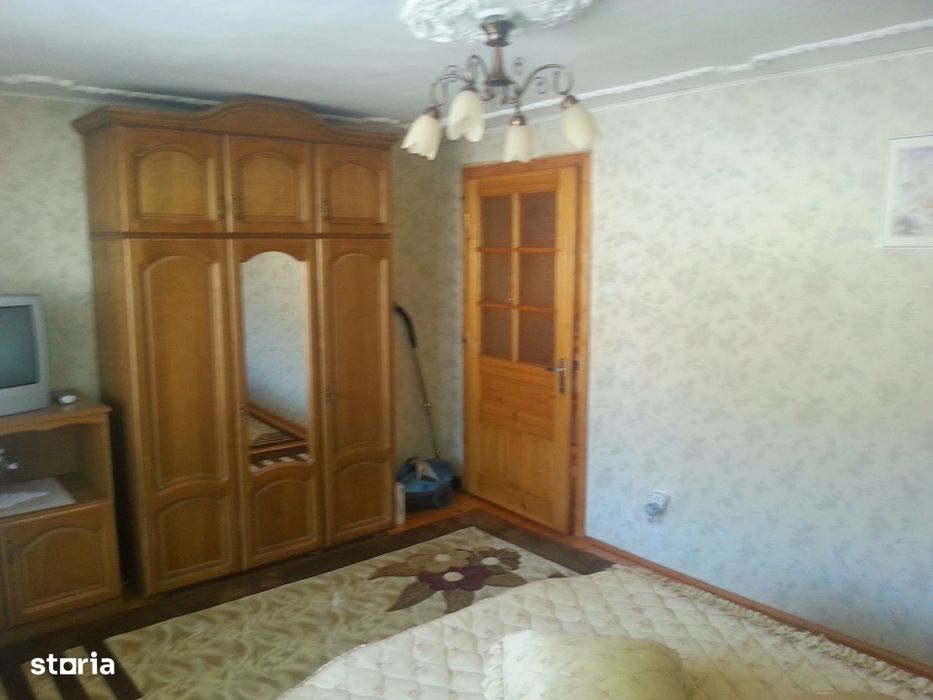 Casă cu 6 camere, garaj și mansardă utilă