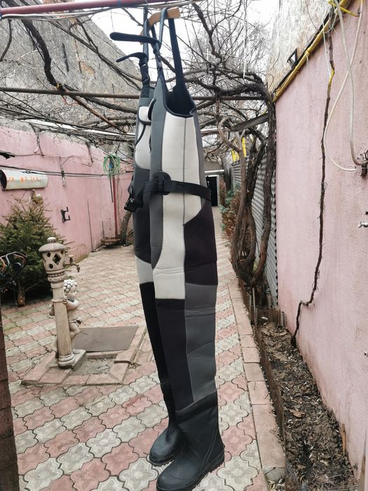 Salopetă neopren marca  Laser Fishpentru pescari.