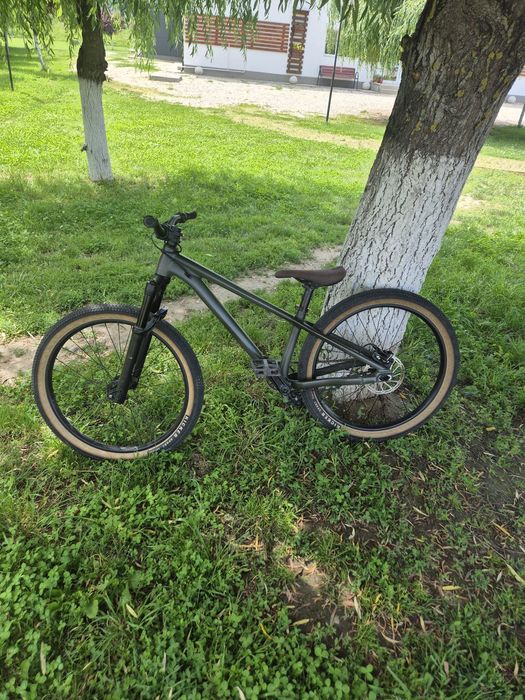 Vând bicicletă Specialized