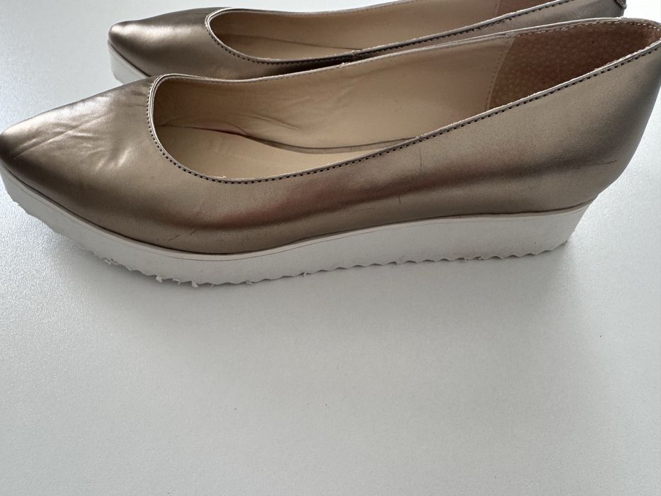 Balerini aurii cu talpa alba