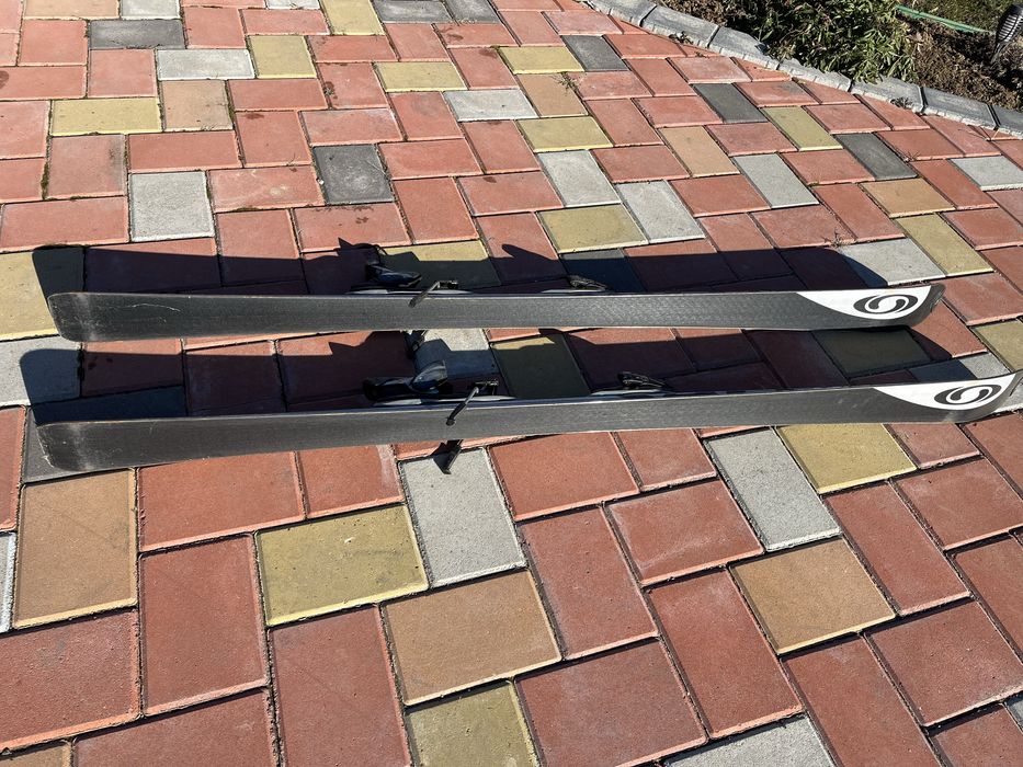 De vanzare 2 perechi de schiuri 160 cm.