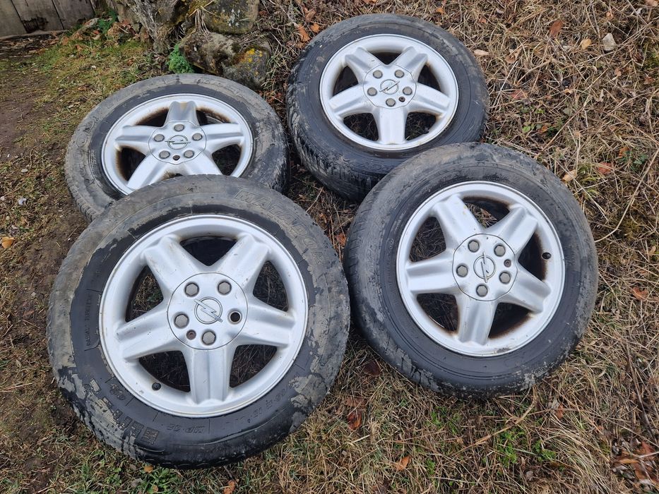 Vând 4  jante  de aliaj cu anvelope de vara 195 /65 R15