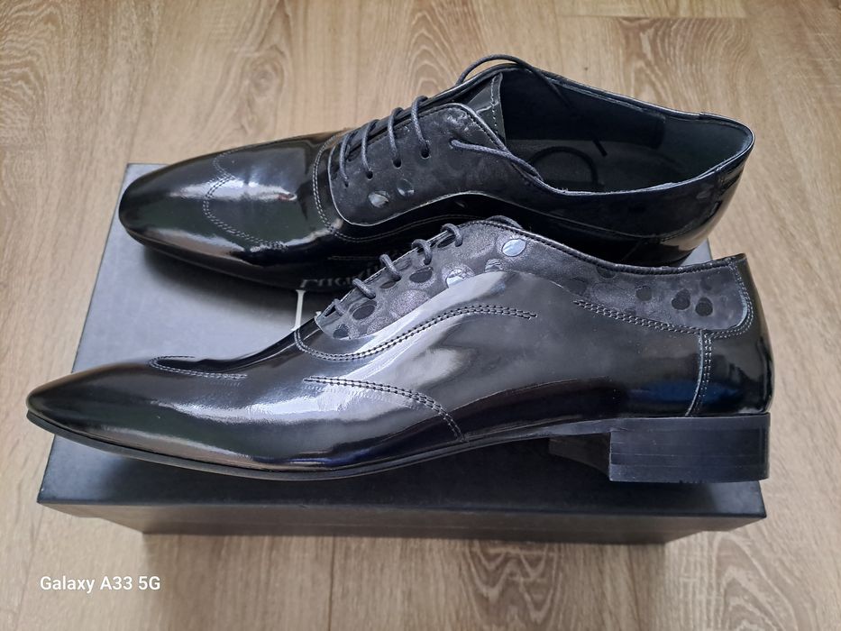 Vand pantofi bărbătești din piele naturala lacuită  pentru ocazii.
Mar