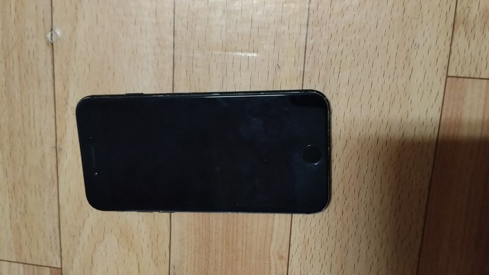 Продам айфон 7 на запчасти