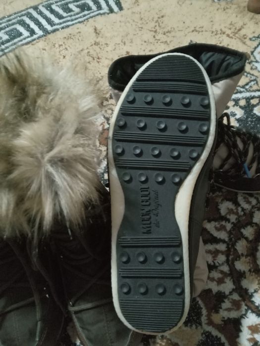 Vând doua perechi de ghete Moon Boot.