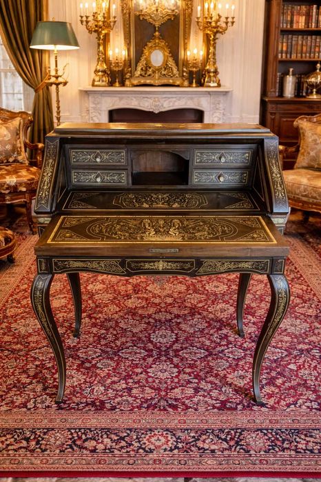 Secretaire francez stil Louis XV, cu intarsii fine din alamă