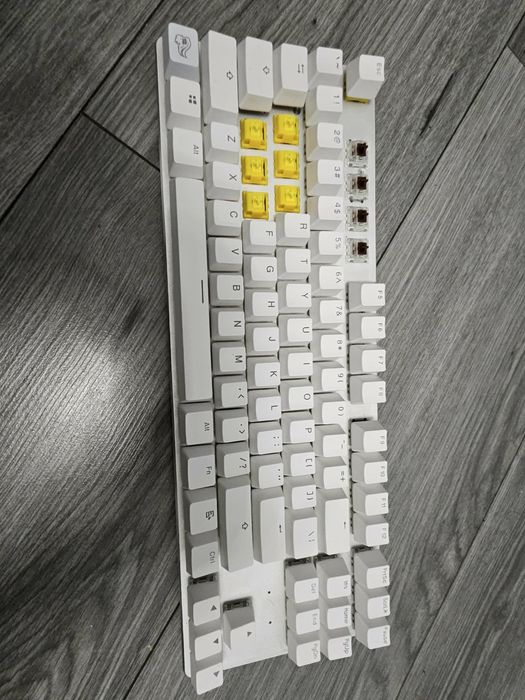 Glorious GMMK с keychron golden yellow switch