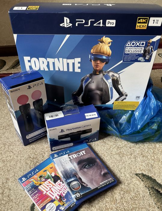 PS4 Pro 1TB FORTNITE Bundle, PS Move, PS4 Pro Camera