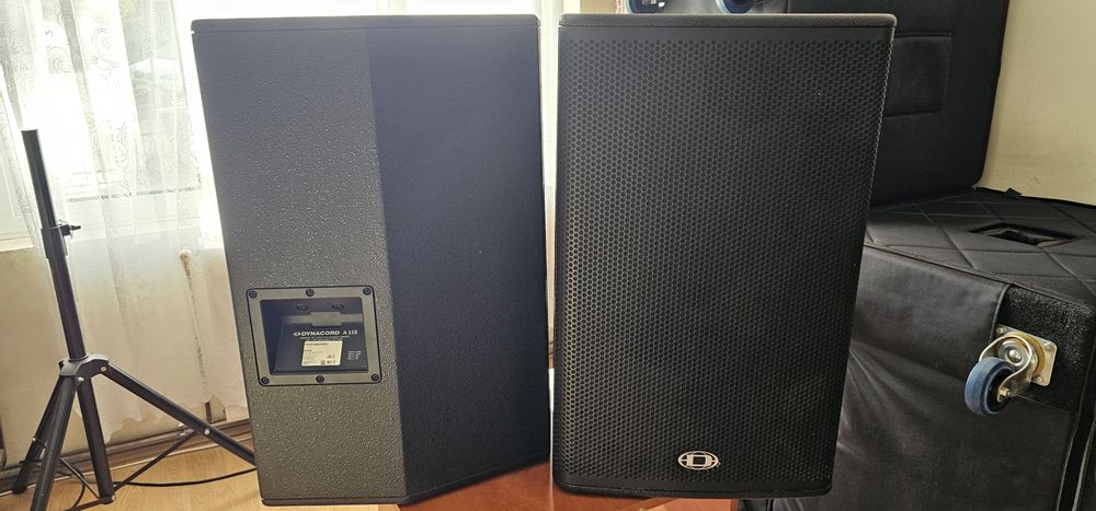 Vând 2 boxe Dynacor   d A 115 +huse si cabluri
