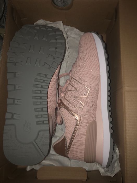 Нови, дамски маратонки  New Balance! В отлично състояние!
