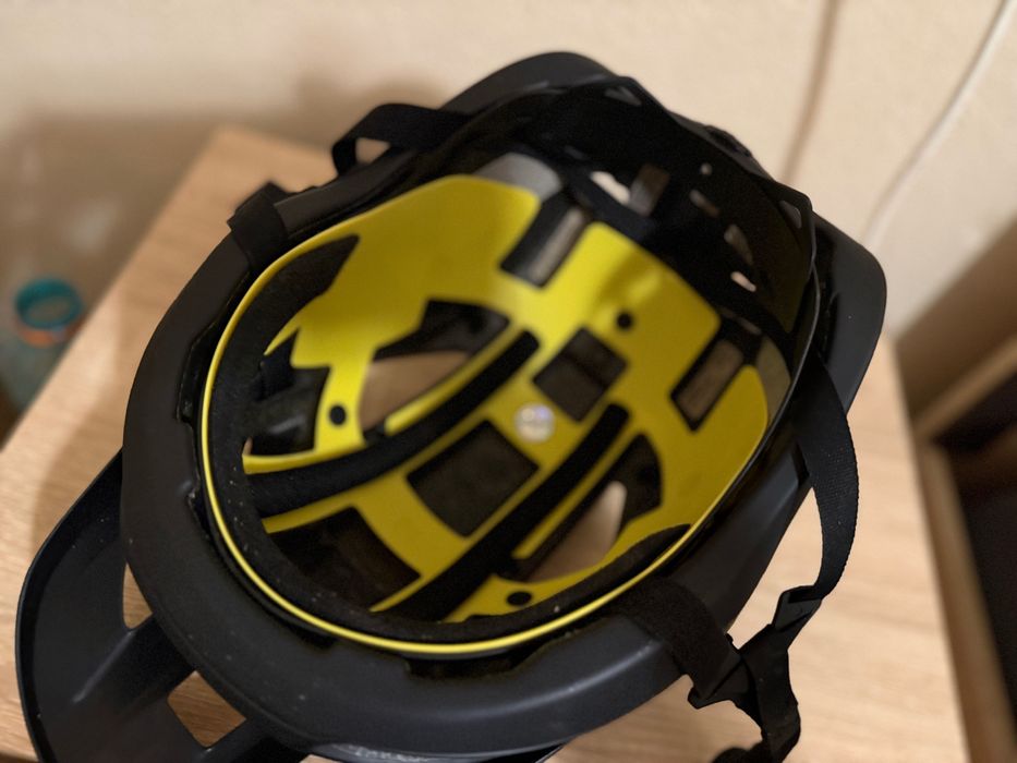 Продавам велосипедна каска specialized canber размер М