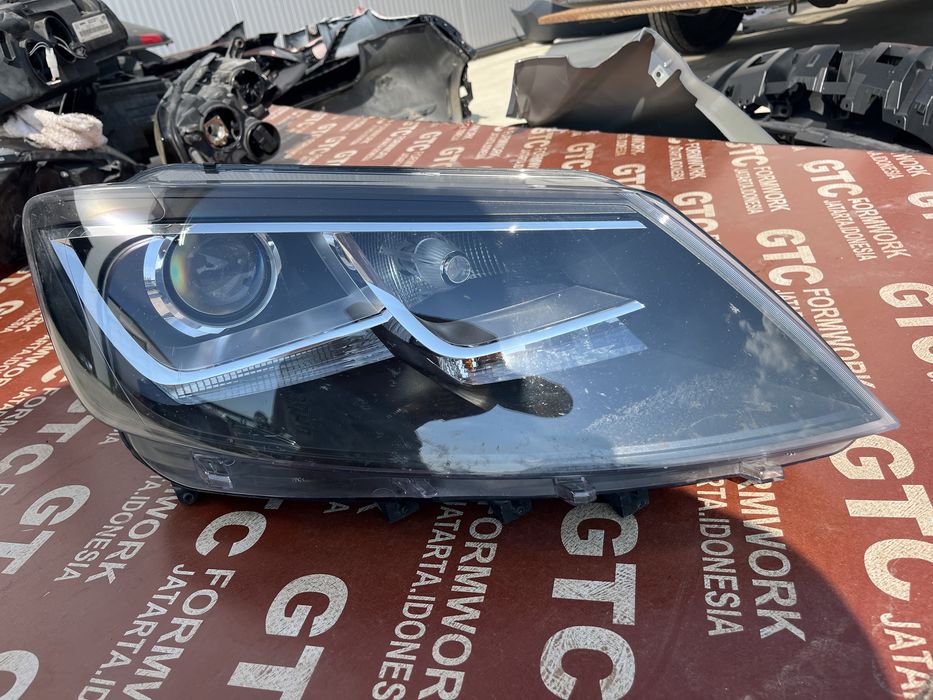 Фар Seat Alhambra Xenon