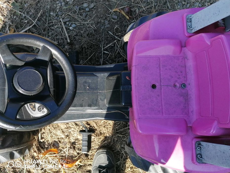 Tractor cu pedale pentru copii