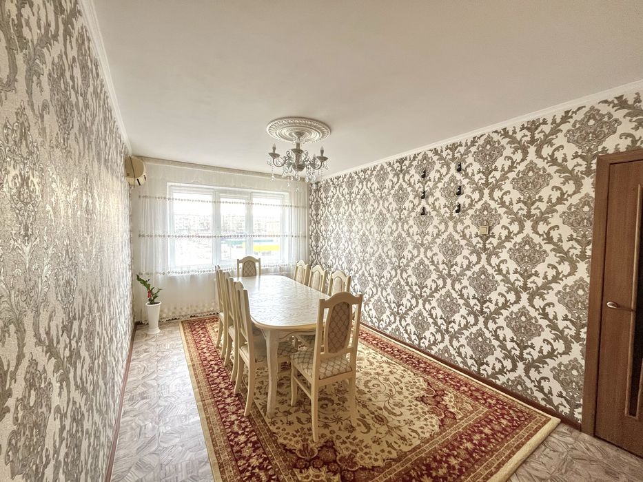 Продам гостийный стол со стульями