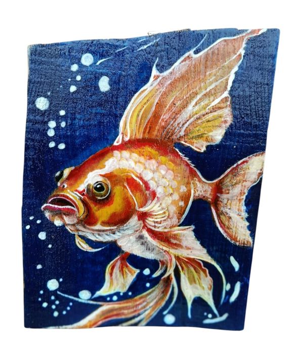 Златна рибка ръчно рисувана върху дървени плоскости